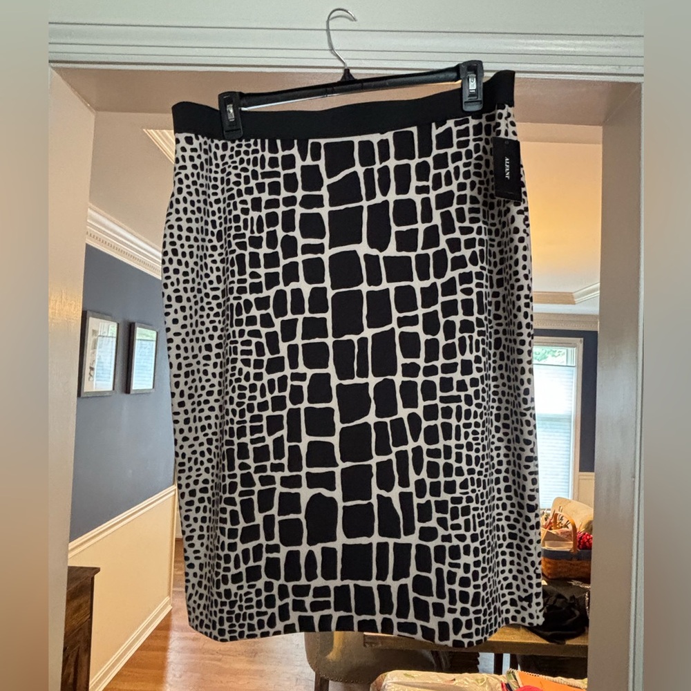 ALFANI  Black and White Midi Pencil Skirt
